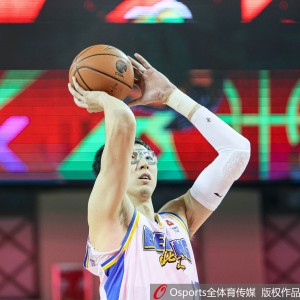 半岛体育-真该练练罚球了！周琦半场4罚全铁 仅得到3篮板1失误&amp;正负值-10