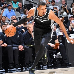 半岛体育官方网站-文班38+16+5帽历史第二马刺大胜活塞 福克斯29分坎宁安26+8