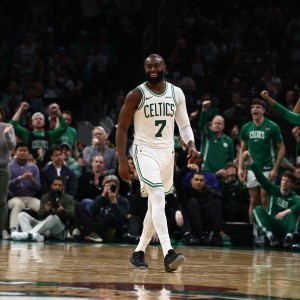 半岛体育官方网站-就是硬！杰伦·布朗单赛季得分突破2000 生涯首次&amp;队史第8人！