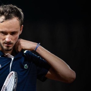 半岛体育官方网站-“红土天残”草地也不灵 梅德维德夫全面性四小垫底